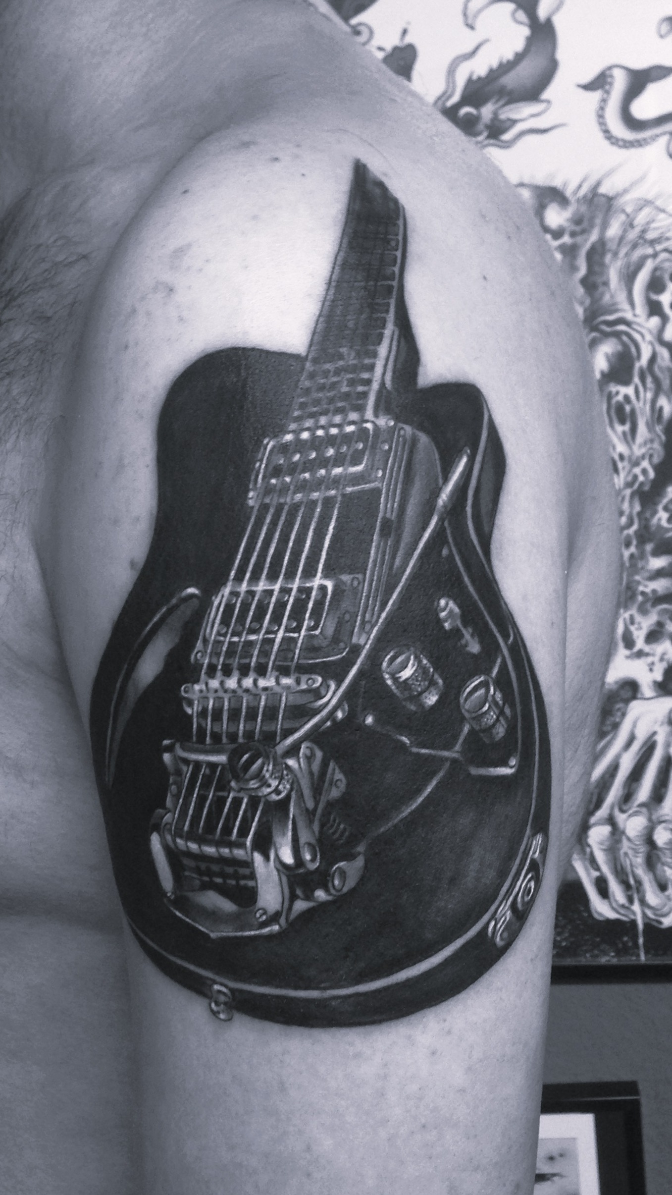 IMG_1893 vállon gitár tetoválás