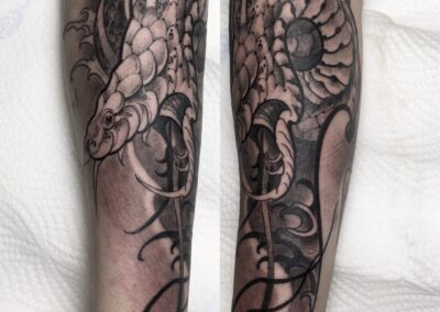 Fekete-szürke tetoválás